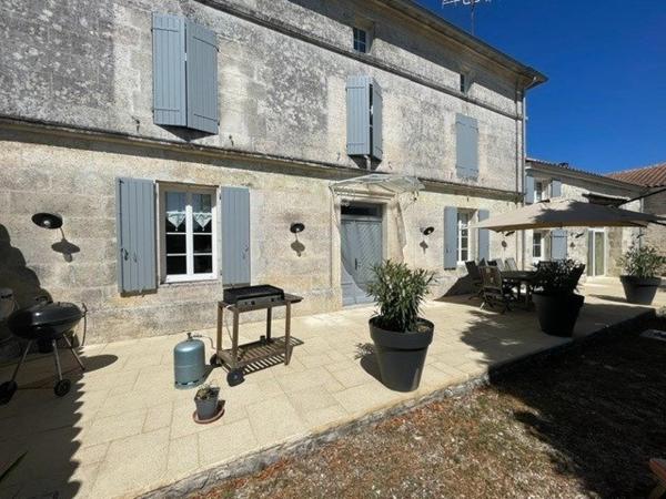 Propriété charentaise de caractère – Volumes exceptionnels – Terrain clos de murs – À 10 min d'Angoulême