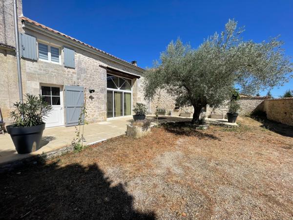Propriété charentaise de caractère – Volumes exceptionnels – Terrain clos de murs – À 10 min d'Angoulême