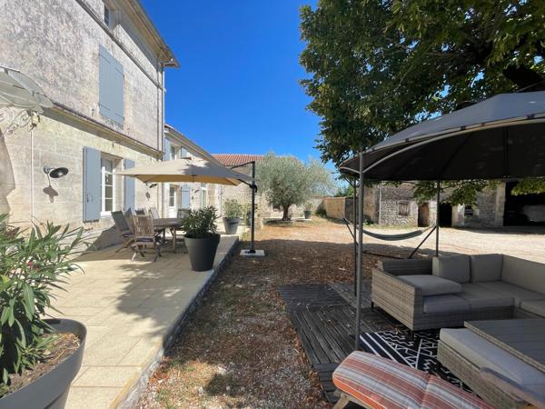 Propriété charentaise de caractère – Volumes exceptionnels – Terrain clos de murs – À 10 min d'Angoulême