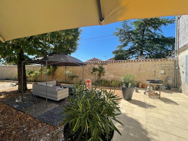 Propriété charentaise de caractère – Volumes exceptionnels – Terrain clos de murs – À 10 min d'Angoulême