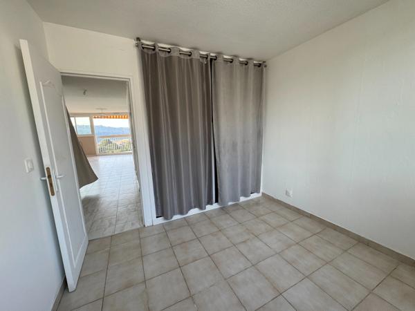 Appartement T5 avec terrasse, aperçu mer, cave et stationnement privé