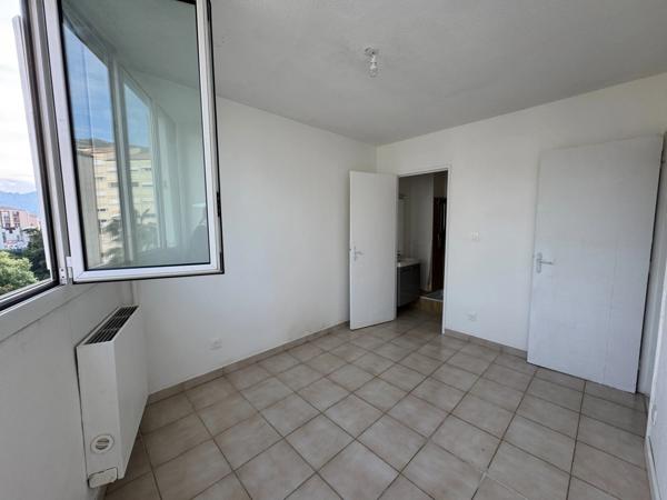 Appartement T5 avec terrasse, aperçu mer, cave et stationnement privé