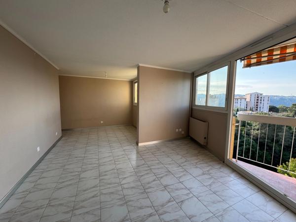 Appartement T5 avec terrasse, aperçu mer, cave et stationnement privé