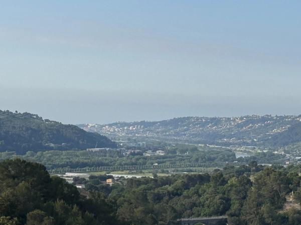 Appartement T5 avec terrasse, aperçu mer, cave et stationnement privé