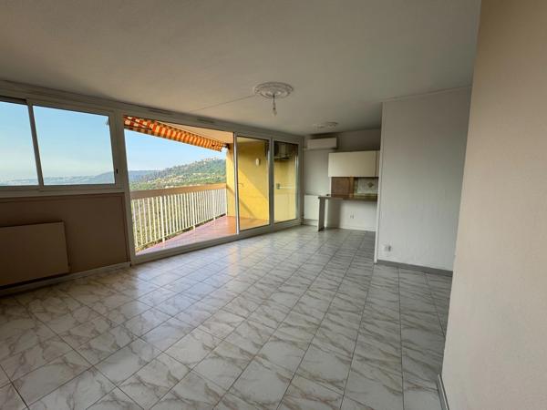 Appartement T5 avec terrasse, aperçu mer, cave et stationnement privé