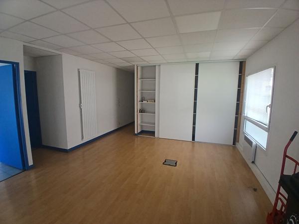 À LOUER  Bureau de 123 m² à Vannes, Zone du Ténénio