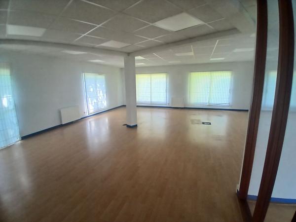 À LOUER  Bureau de 123 m² à Vannes, Zone du Ténénio