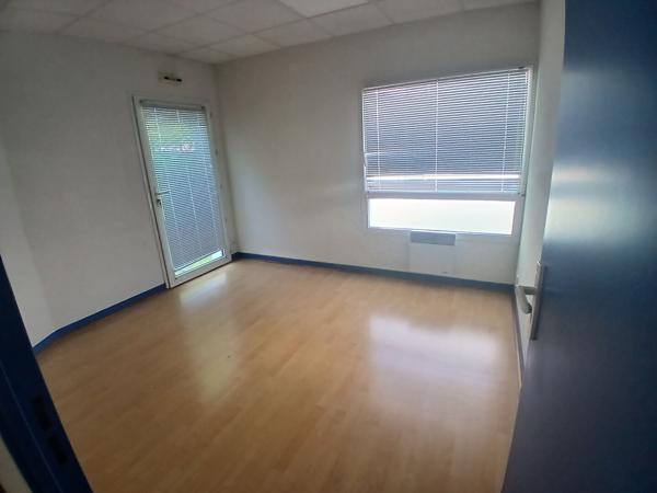 À LOUER  Bureau de 123 m² à Vannes, Zone du Ténénio