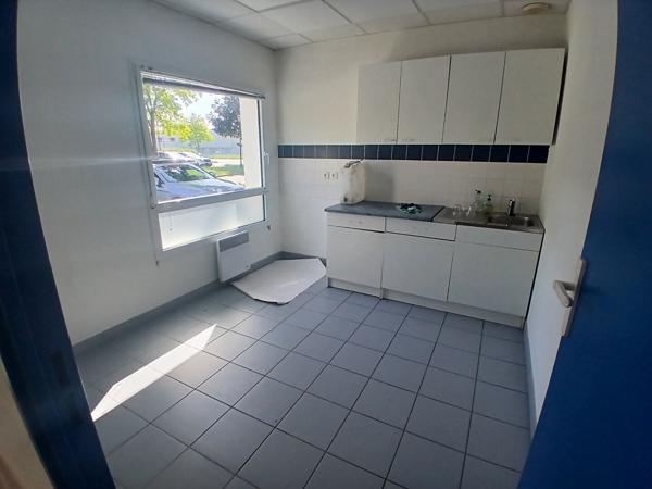 À LOUER  Bureau de 123 m² à Vannes, Zone du Ténénio