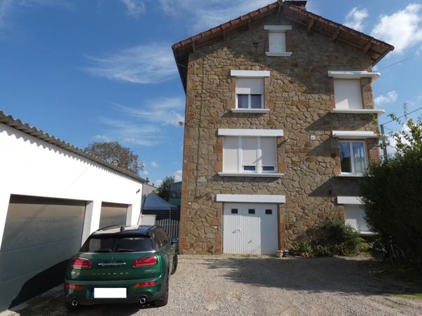 Charmante maison de caractère de 136 m² avec sous-sol complet et beaux espaces extérieurs