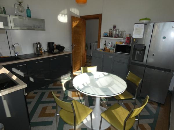 Charmante maison de caractère de 136 m² avec sous-sol complet et beaux espaces extérieurs