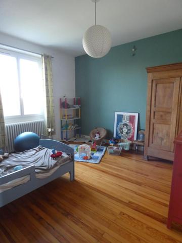 Charmante maison de caractère de 136 m² avec sous-sol complet et beaux espaces extérieurs