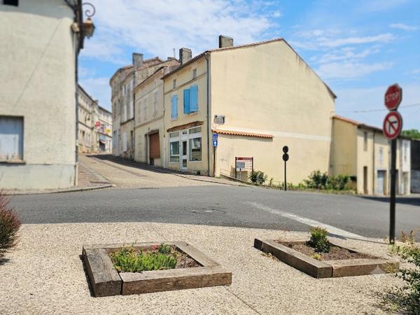 Immeuble à vendre - Coteaux Du Blanzacais - local commercial et appartement