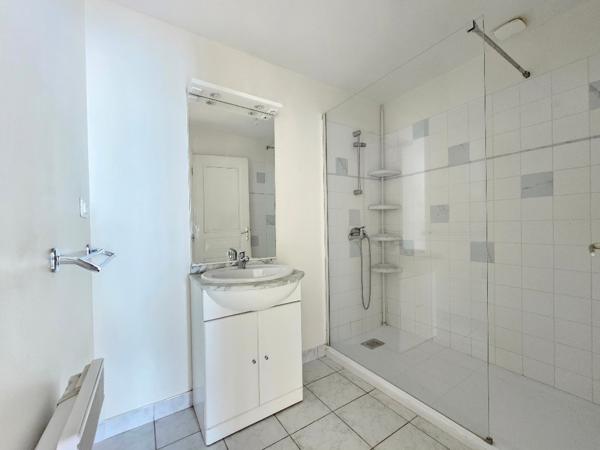 Immeuble à vendre - Coteaux Du Blanzacais - local commercial et appartement