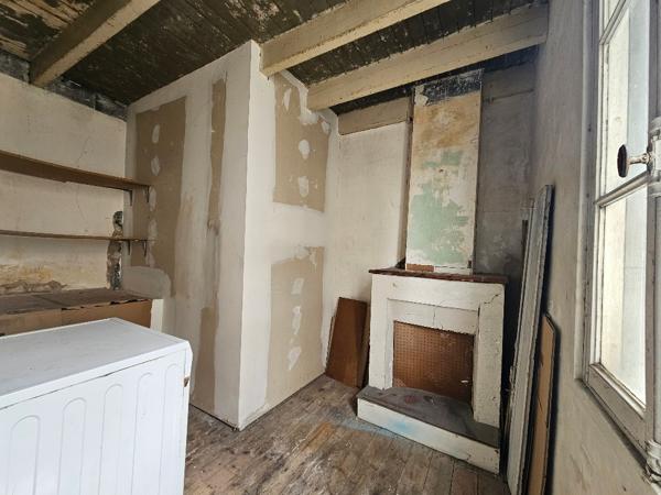 Immeuble à vendre - Coteaux Du Blanzacais - local commercial et appartement