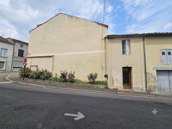 Immeuble à vendre - Coteaux Du Blanzacais - local commercial et appartement