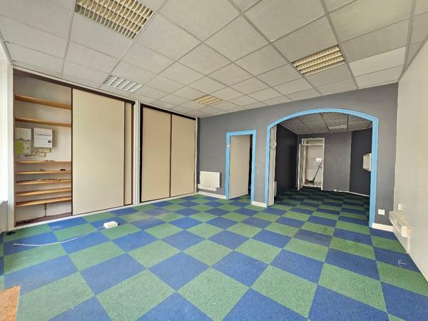Immeuble à vendre - Coteaux Du Blanzacais - local commercial et appartement