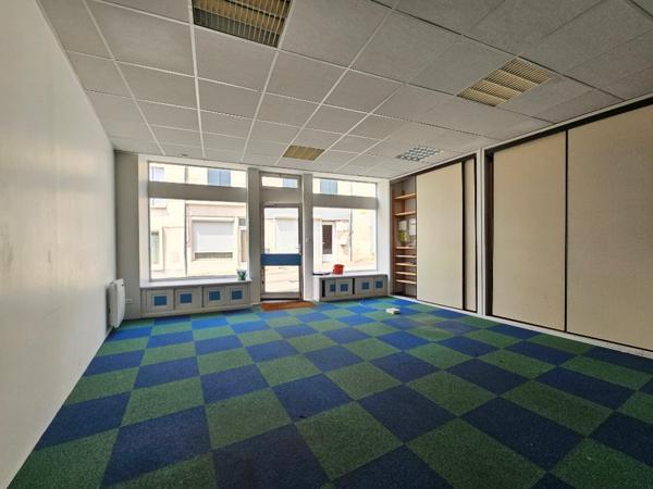 Immeuble à vendre - Coteaux Du Blanzacais - local commercial et appartement