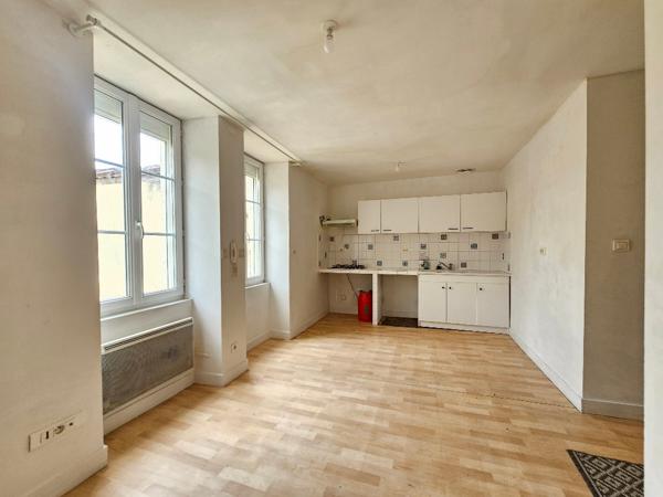 Immeuble à vendre - Coteaux Du Blanzacais - local commercial et appartement