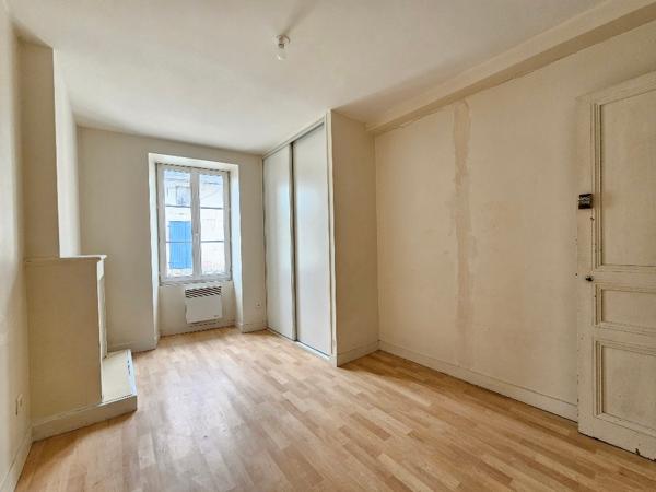 Immeuble à vendre - Coteaux Du Blanzacais - local commercial et appartement