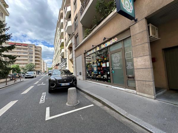 Dpt Rhône (69), Bail à céder LYON 6EME ARRONDISSEMENT Local commercial de 53m2 environ, grande vitrine, 45 rue Massena