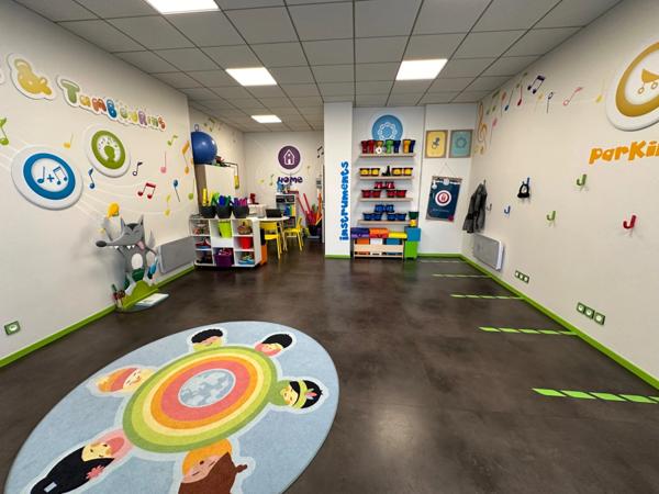 Dpt Rhône (69), Bail à céder LYON 6EME ARRONDISSEMENT Local commercial de 53m2 environ, grande vitrine, 45 rue Massena