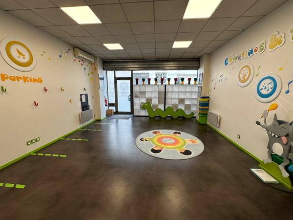 Dpt Rhône (69), Bail à céder LYON 6EME ARRONDISSEMENT Local commercial de 53m2 environ, grande vitrine, 45 rue Massena