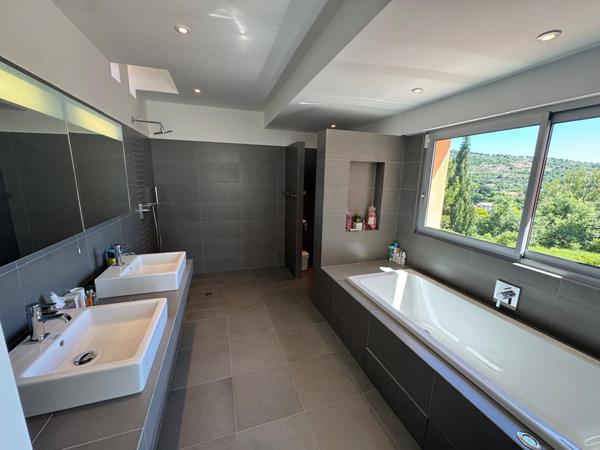 Grimaud (83310) villa d'architecte vue mer Grimaud