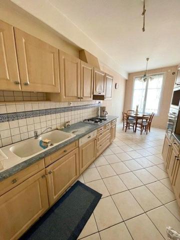 BOURGES Secteur Place Gordaine Maison de ville avec garage