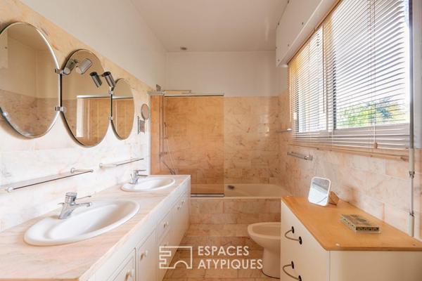 Maison d’architecte vue mer avec piscine et jardin de pins à vendre au Pouliguen