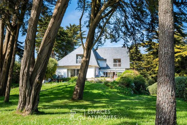 Maison d’architecte vue mer avec piscine et jardin de pins à vendre au Pouliguen
