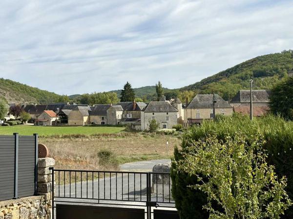 Maison ancienne - Salignac eyvigues En Périgord Noir, dans la région de Salignac, ancienne grange entièrement rénovée avec gîte et terrain.