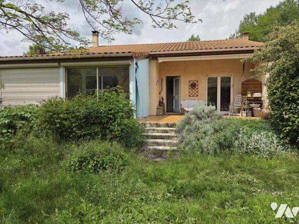 Maison d'habitation avec terrain attenant.