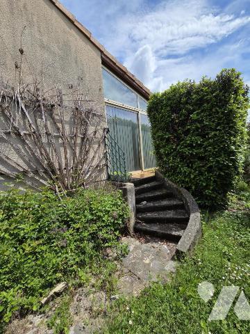 Maison d'habitation avec terrain attenant.
