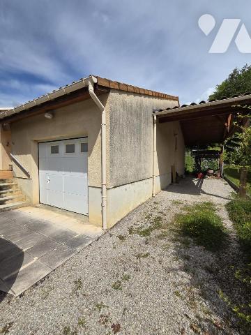 Maison d'habitation avec terrain attenant.