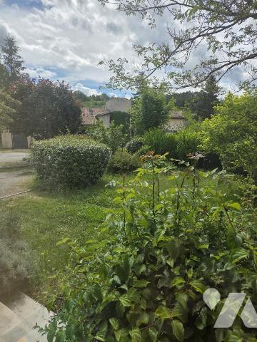 Maison d'habitation avec terrain attenant.