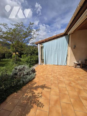 Maison d'habitation avec terrain attenant.