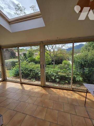 Maison d'habitation avec terrain attenant.