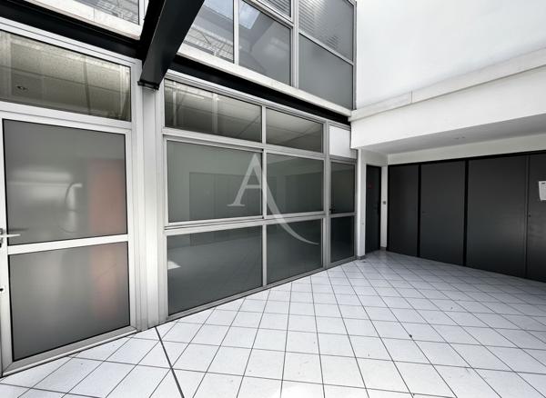 LOUE LOCAL DE 33 M² PROFESSIONNEL COMMERCIAL OU BUREAU MAS GUERIDO