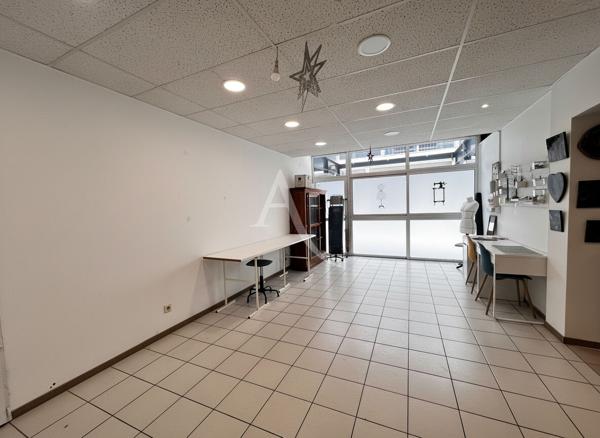 LOUE LOCAL DE 33 M² PROFESSIONNEL COMMERCIAL OU BUREAU MAS GUERIDO