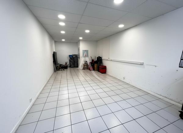 LOUE LOCAL DE 33 M² PROFESSIONNEL COMMERCIAL OU BUREAU MAS GUERIDO