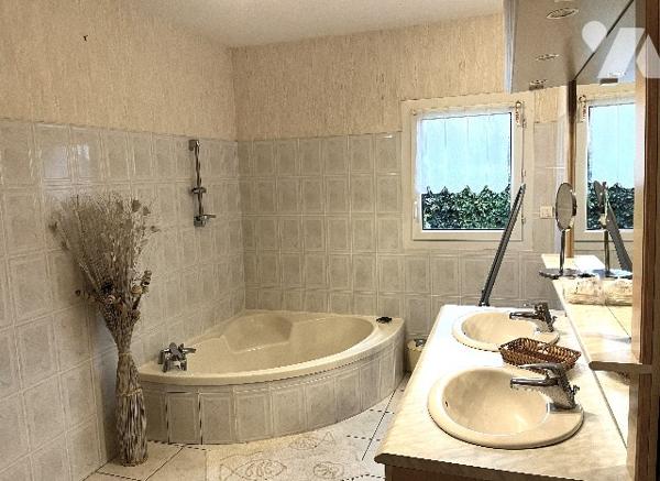 Maison à vendre située dans un secteur calme à seulement 1km des plages et centre de PREFAILLES.