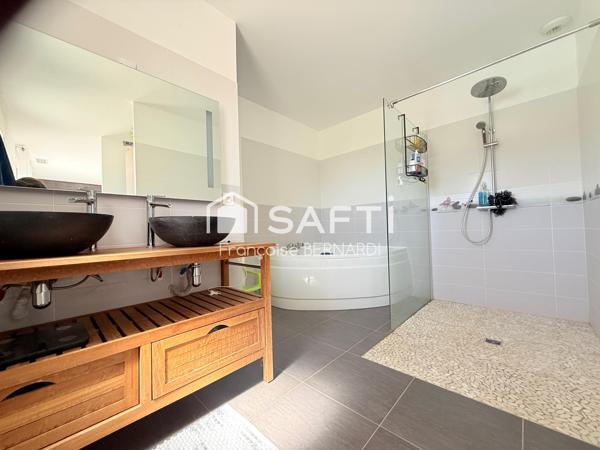 Grande villa avec piscine et grand terrain