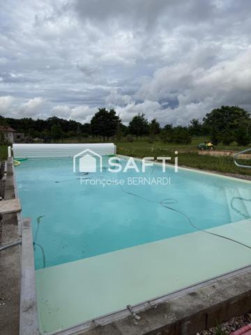 Grande villa avec piscine et grand terrain