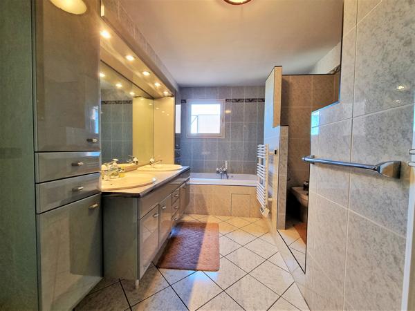 Prévessin-Moëns (01280) APPARTEMENT DE PRESTIGE, 8 PIECES, 5 CHAMBRES EN ATTIQUE, DOMAINE SECURISE - PREVESSIN-MOENS (01280)