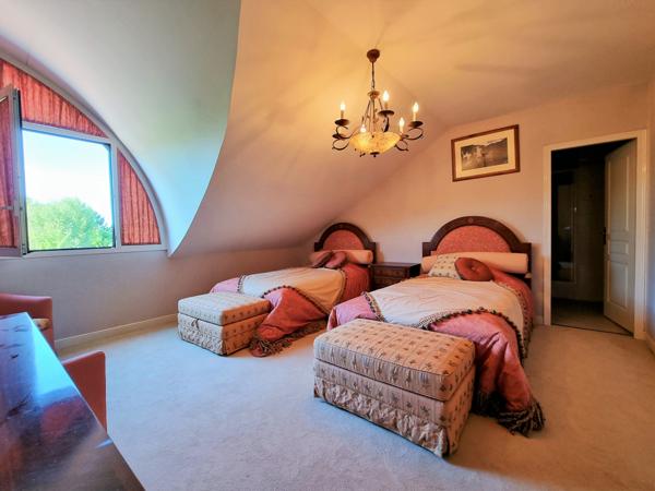 Prévessin-Moëns (01280) APPARTEMENT DE PRESTIGE, 8 PIECES, 5 CHAMBRES EN ATTIQUE, DOMAINE SECURISE - PREVESSIN-MOENS (01280)