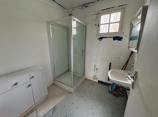 A vendre : Maison des années 1970 à rénover Cadre calme à proximité de la mer