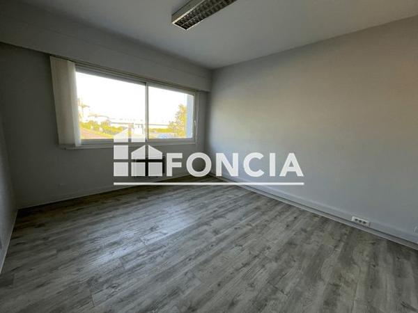 Location Local commercial 1 pièce 15.54 m² - PLACE FRANCOIS QUESNAY Niort 79000