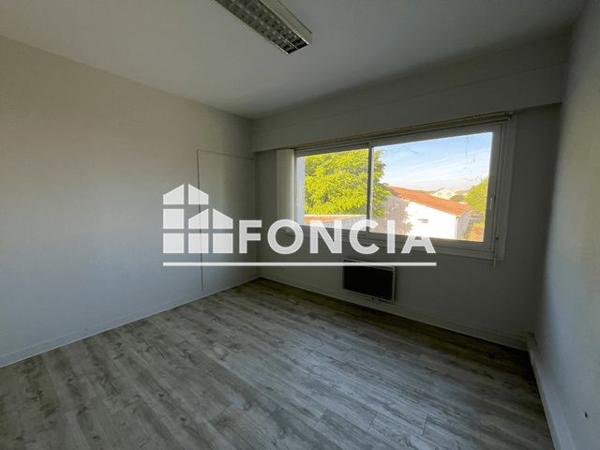 Location Local commercial 1 pièce 15.54 m² - PLACE FRANCOIS QUESNAY Niort 79000