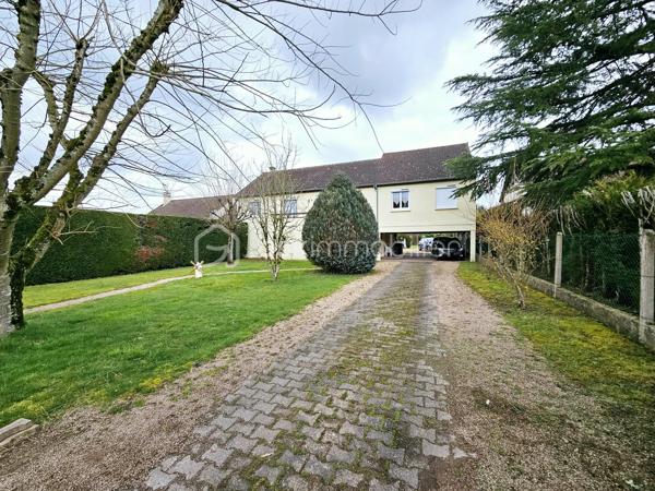 À proximité immédiate de Lapalisse, découvrez cette maison familiale construite en 1985, offrant environ 125 m² habitables sur une belle parcelle totalement plate de 1 099 m².

La partie habitable, construite au-dessus d’un sous-sol non enterré, se compose d’une entrée, d’un salon-salle à manger, d’une cuisine indépendante, de cinq chambres, d’un bureau, d’une salle de bains et d’un WC indépendant.
Le sous-sol constitue un véritable espace complémentaire et dispose d’un garage, d’une chambre supplémentaire ainsi que d’une salle d’eau avec WC. Il offre ainsi de nombreuses possibilités d’utilisation, que ce soit pour recevoir, créer un espace indépendant ou bénéficier de pièces de rangement supplémentaires.

À l’extérieur, vous profiterez d’un jardin clos et arboré de 1 099 m², offrant un environnement agréable et verdoyant.
La maison est en bon état général, mais un léger rafraîchissement sera à prévoir afin de la remettre au goût du jour et de révéler pleinement son potentiel.
Côté confort, elle bénéficie du double vitrage, d’une pompe à chaleur air/air et est raccordée au tout-à-l’égout. Son DPE est classé D.

Les atouts
Environ 125 m² habitables
Terrain plat, clos et arboré de 1 099 m²
Garage
Double vitrage
Pompe à chaleur air/air
Tout-à-l’égout
DPE : D
Léger rafraîchissement à prévoir

Une maison familiale aux beaux volumes, offrant de nombreuses possibilités grâce à son sous-sol et son agréable terrain. Une belle opportunité pour une famille souhaitant personnaliser son futur lieu de vie, à découvrir sans tarder à proximité de Lapalisse.